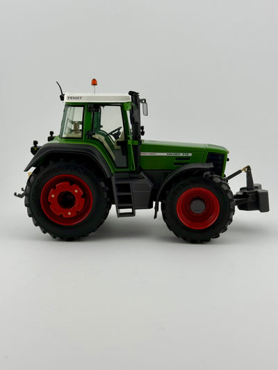 Weise Toys Fendt Favorit 926 Vario 1:32 – linke Fahrzeugseite mit originalgetreuen Details