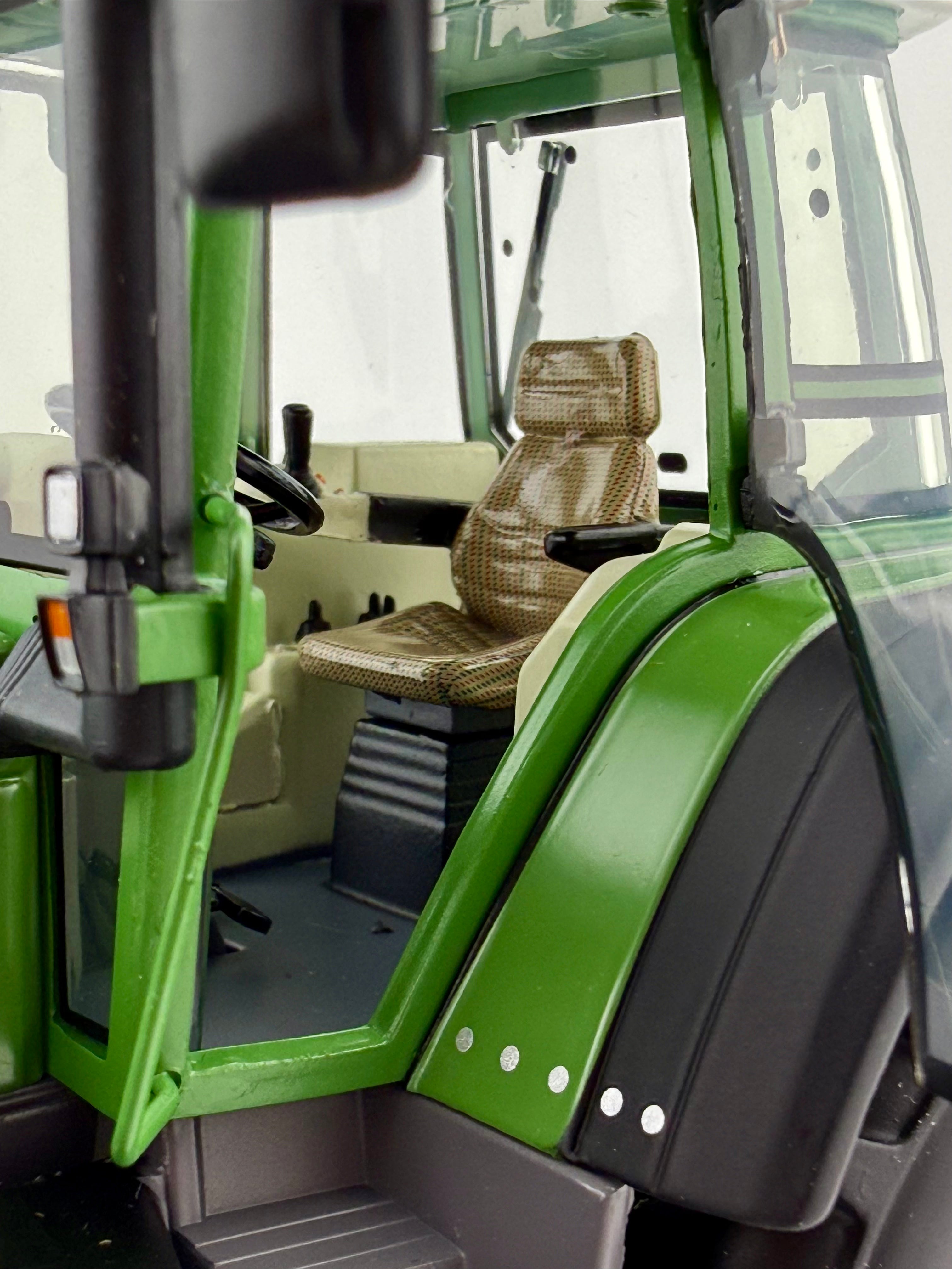 Fendt Favorit 926 Vario von Weise Toys mit Frontgewicht in Schrägansicht vorne links