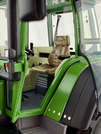 Fendt Favorit 926 Vario von Weise Toys mit Frontgewicht in Schrägansicht vorne links