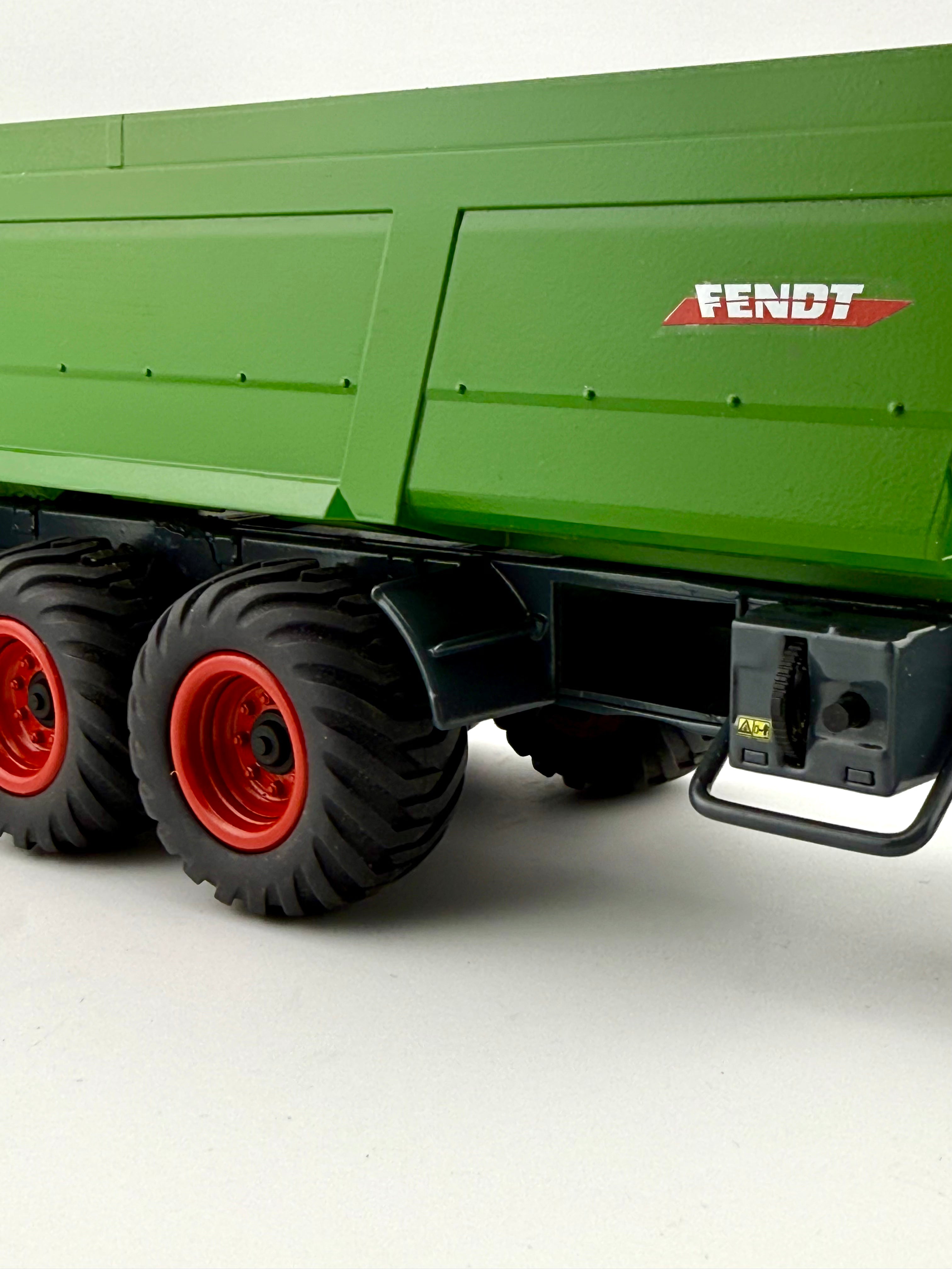 Detailaufnahme der Seitenwand des Fendt Kipper Umbaus im Maßstab 1:32