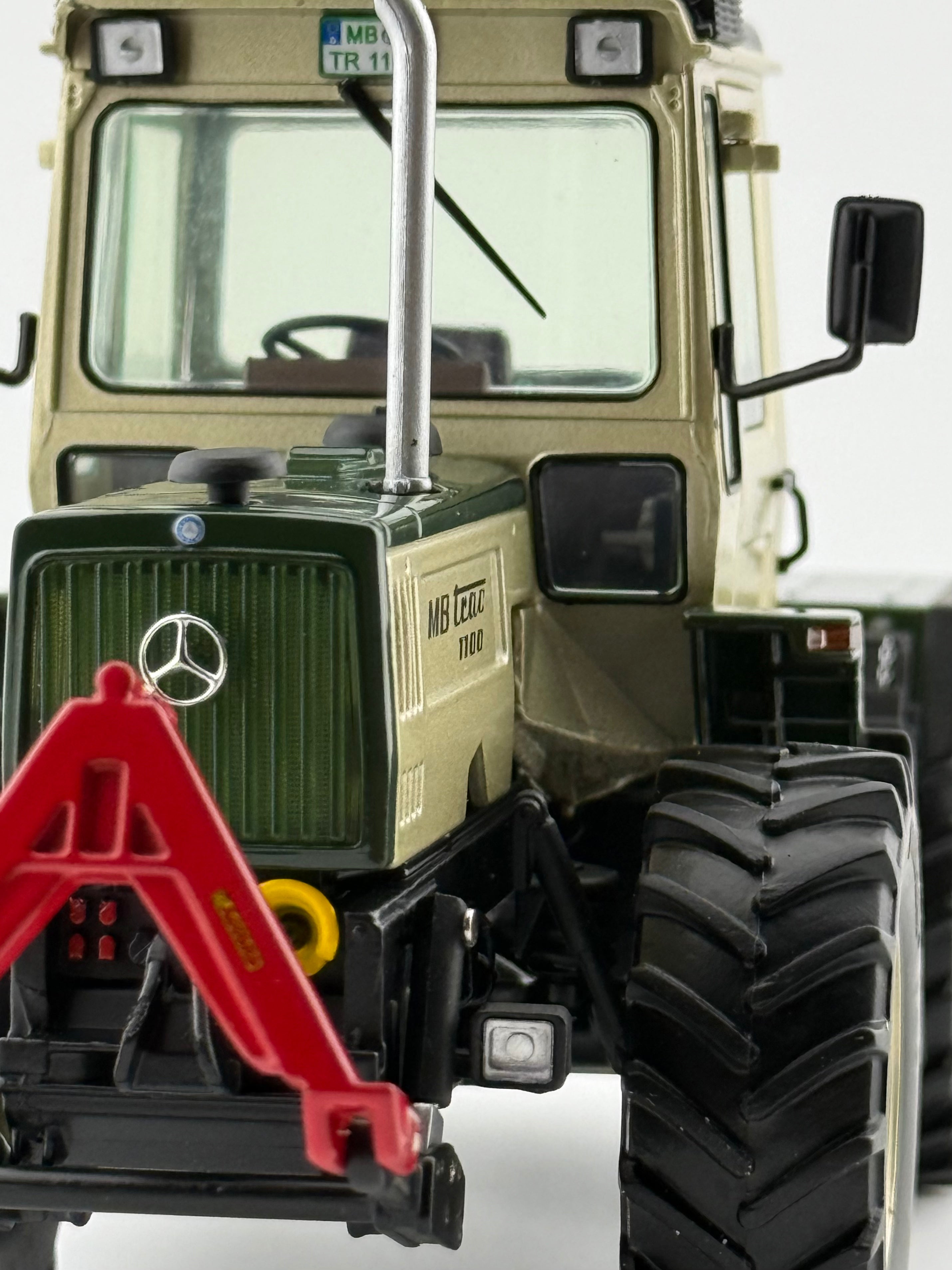 MB trac 1100 Silberdistel 1:32 Front Detail Weise Toys Modell