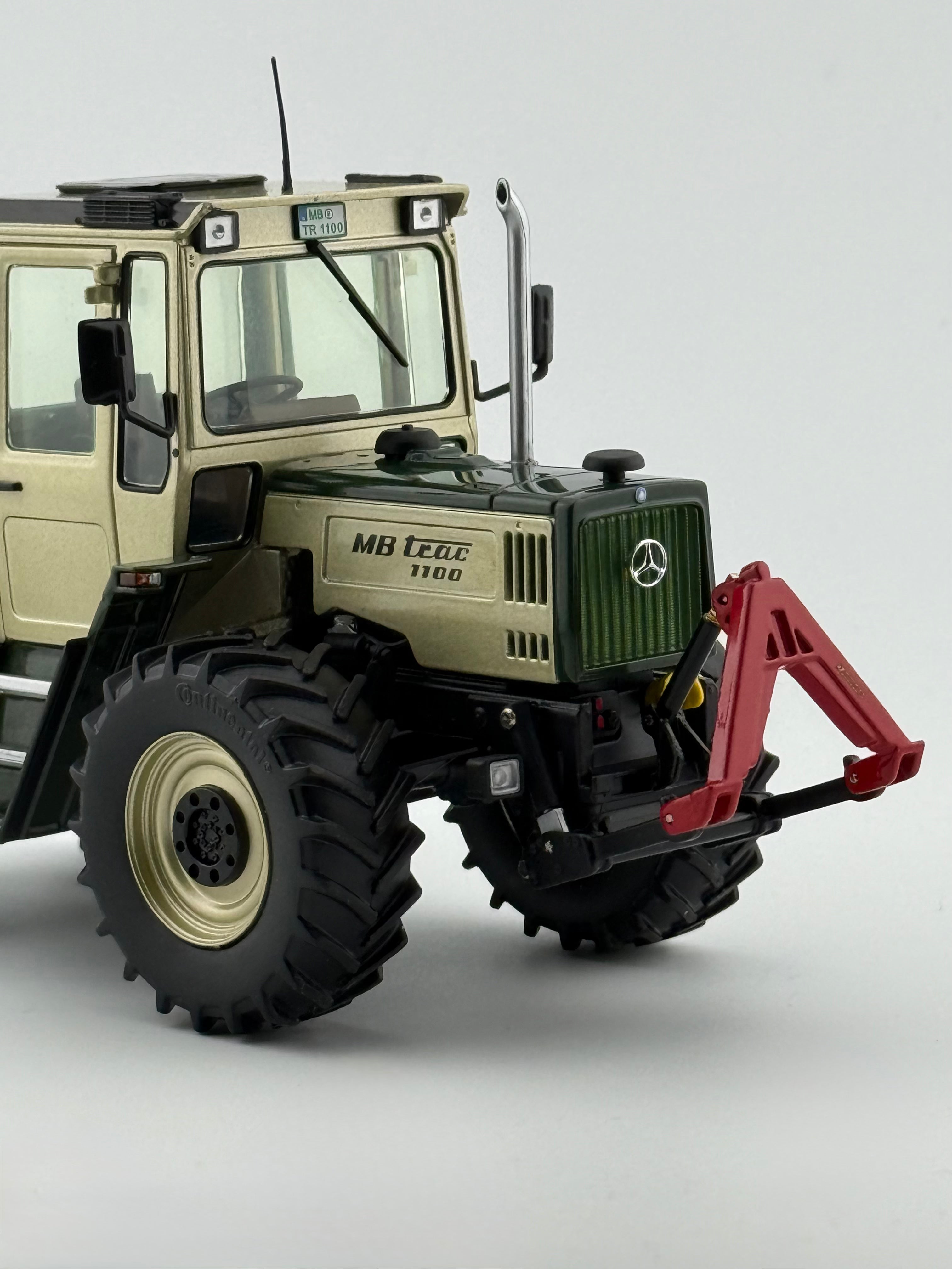 mb-trac-1100-silberdistel-weise-toys-1085-1-32-front-seitlich.