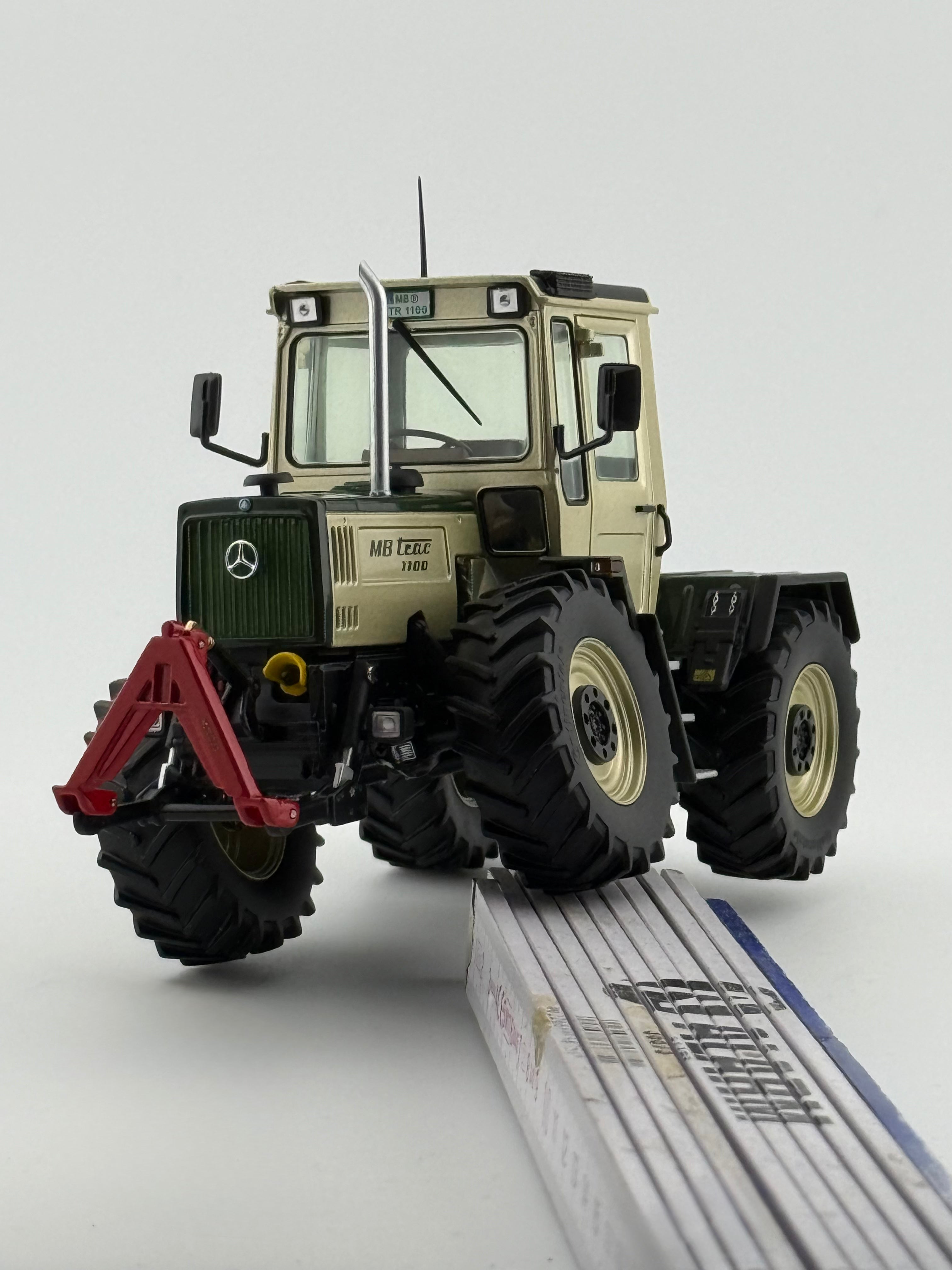 MB trac 1100 Modell 1:32 Größenvergleich Lineal Weise Toys