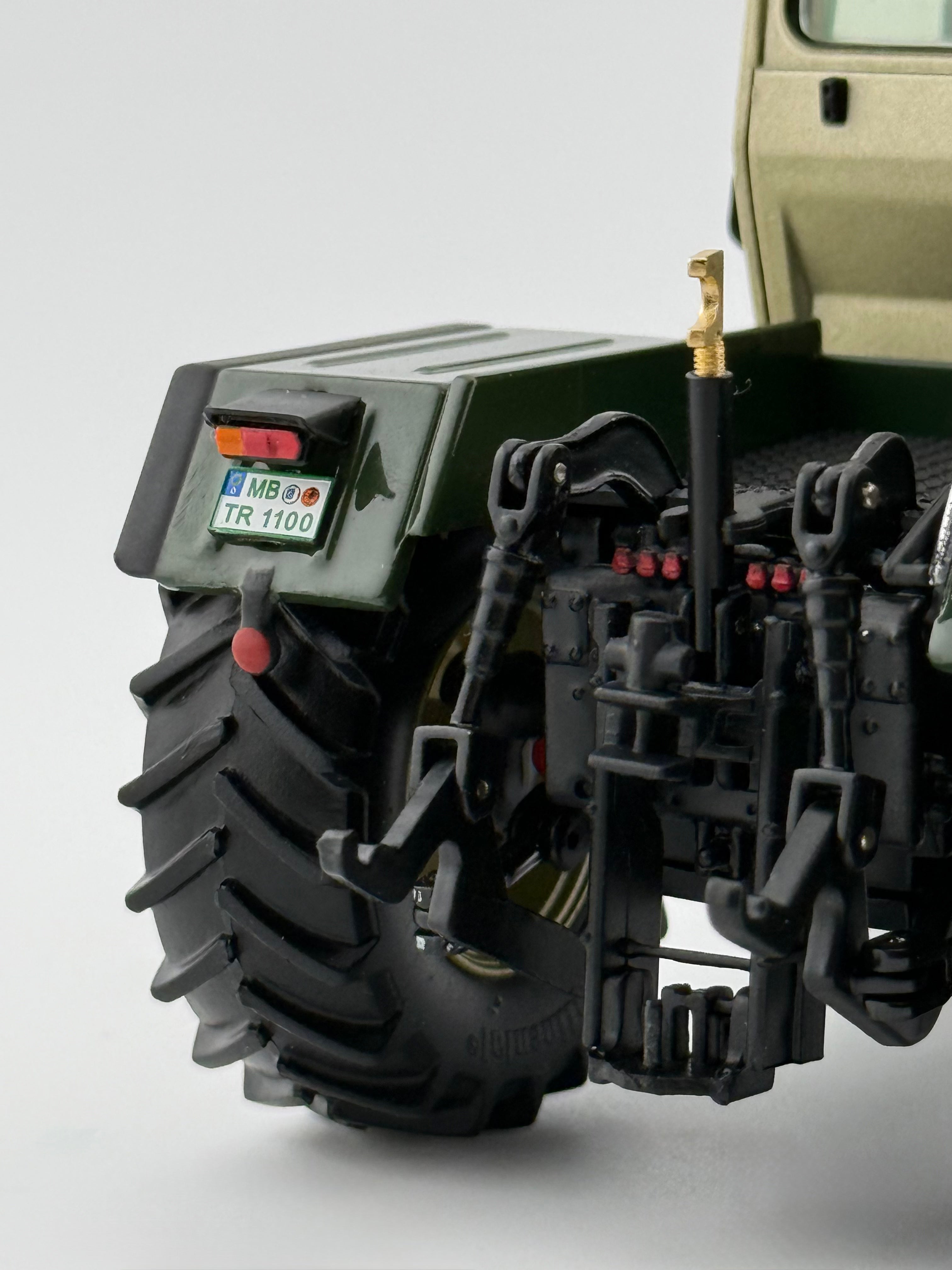 MB trac 1100 Modell 1:32 Heckhydraulik Detail Weise Toys