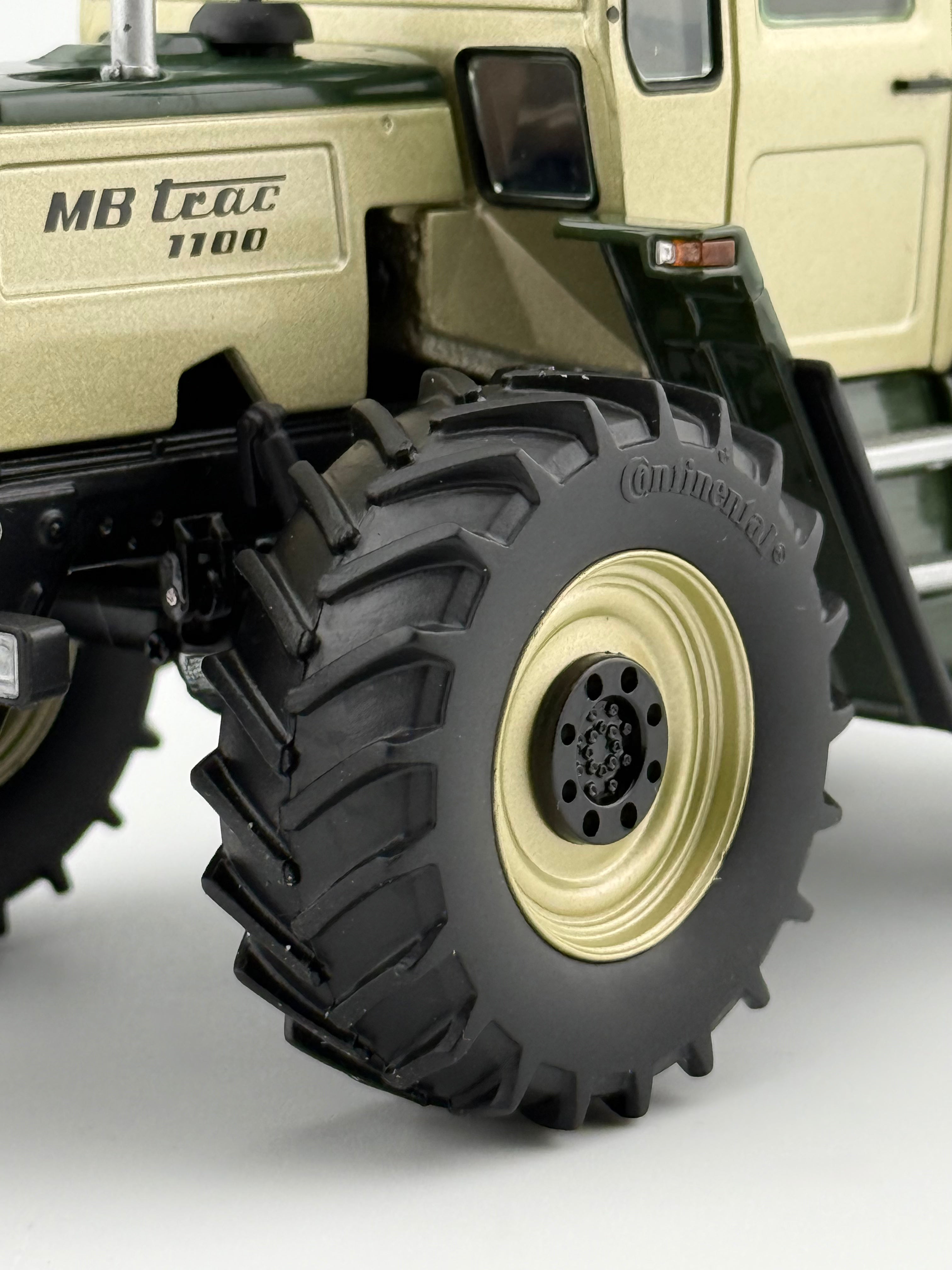 MB trac 1100 Modell 1:32 Reifen Detail Weise Toys Modelltraktor