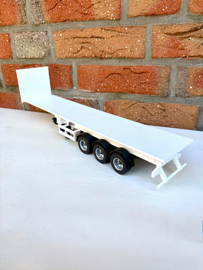 Sattelauflieger 1 32 Gesamtansicht Modellbau Anhänger schräg hinten