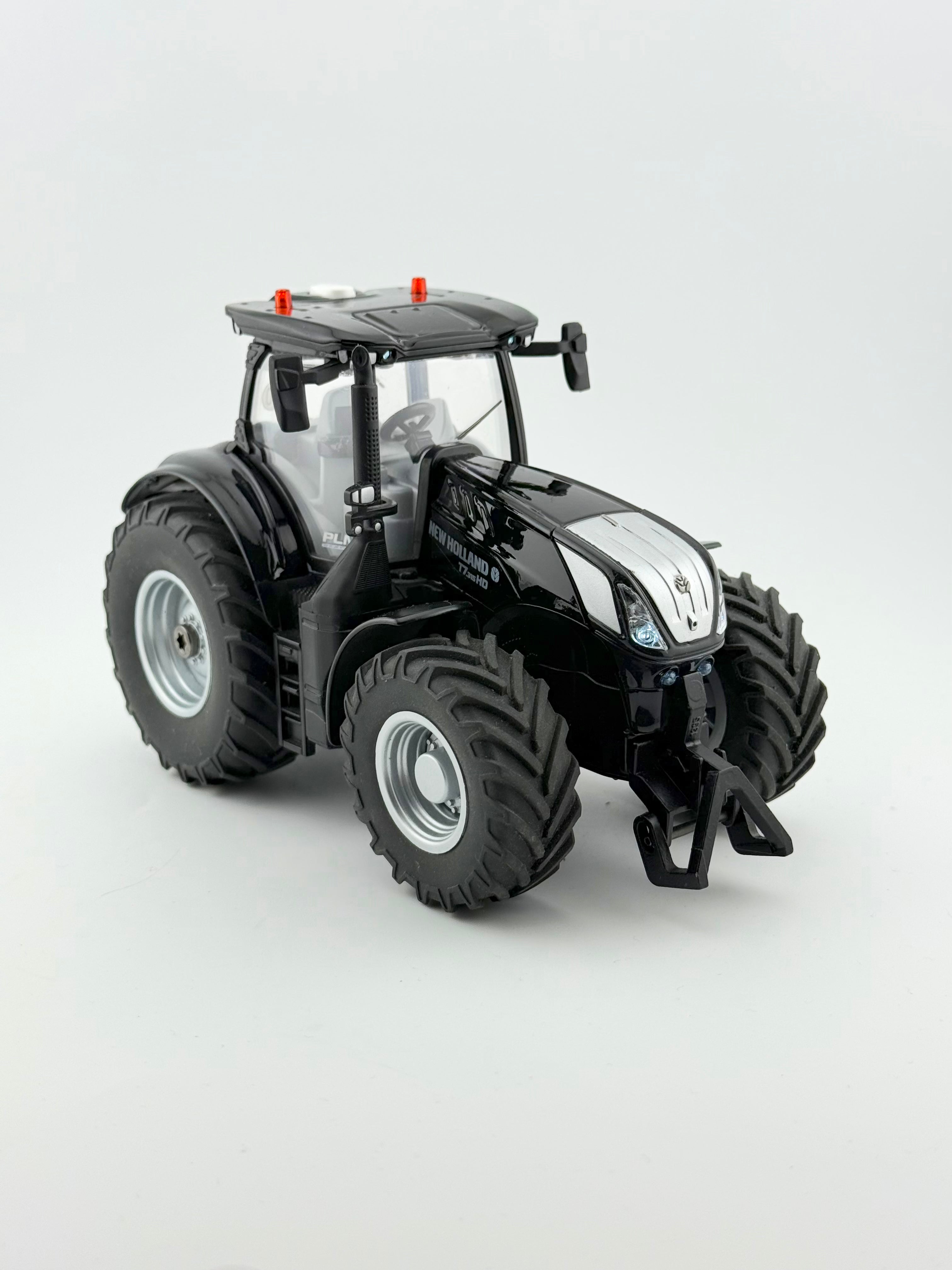 SIKU Control 6738 New Holland Black Beauty Umbau 1:32 Front Seitenansicht