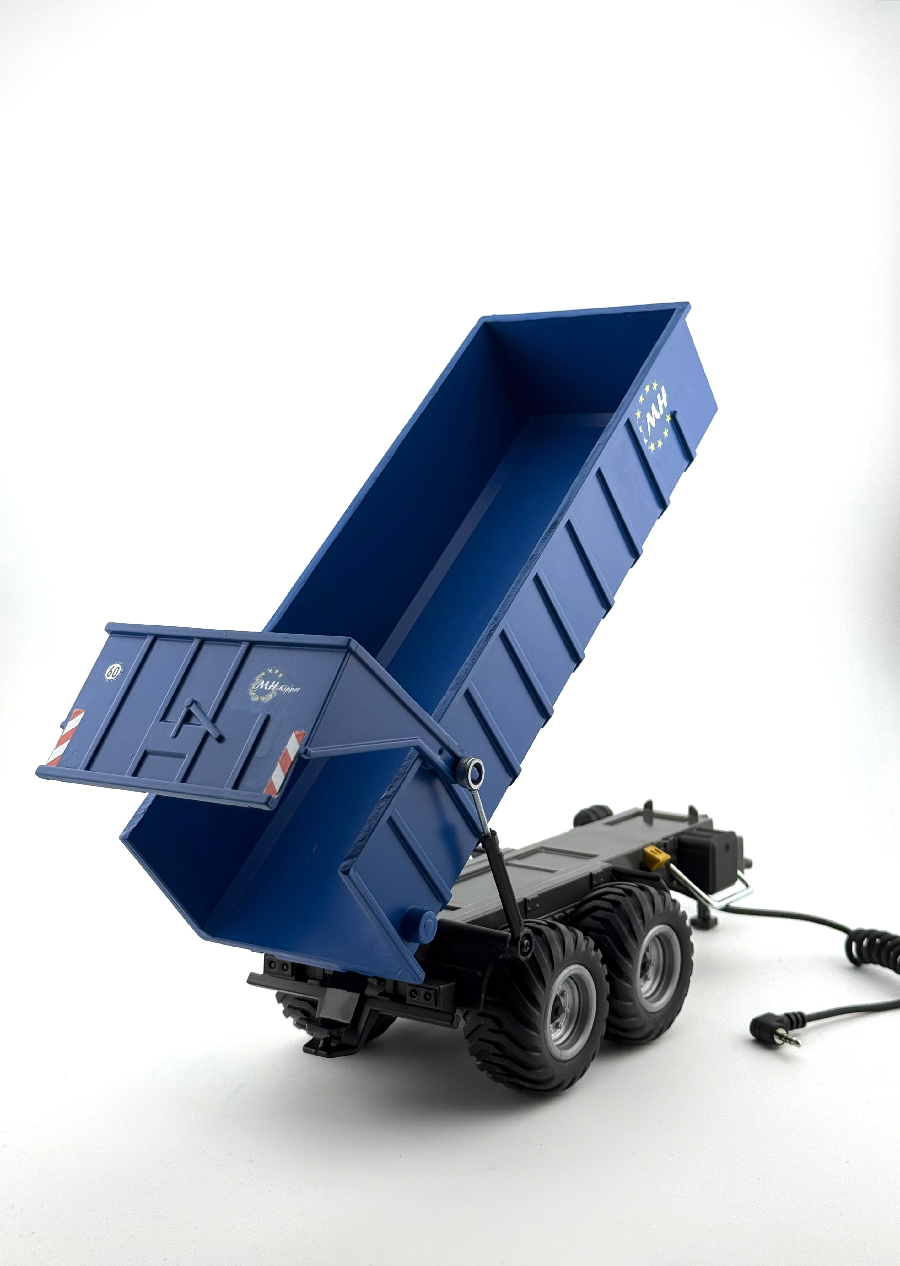 SIKU Control 6780 RC Kipper Umbau im Maßstab 1:32 beim Abkippen mit angehobener Baustellenmulde und realistischer Kippfunktion für Modellbau