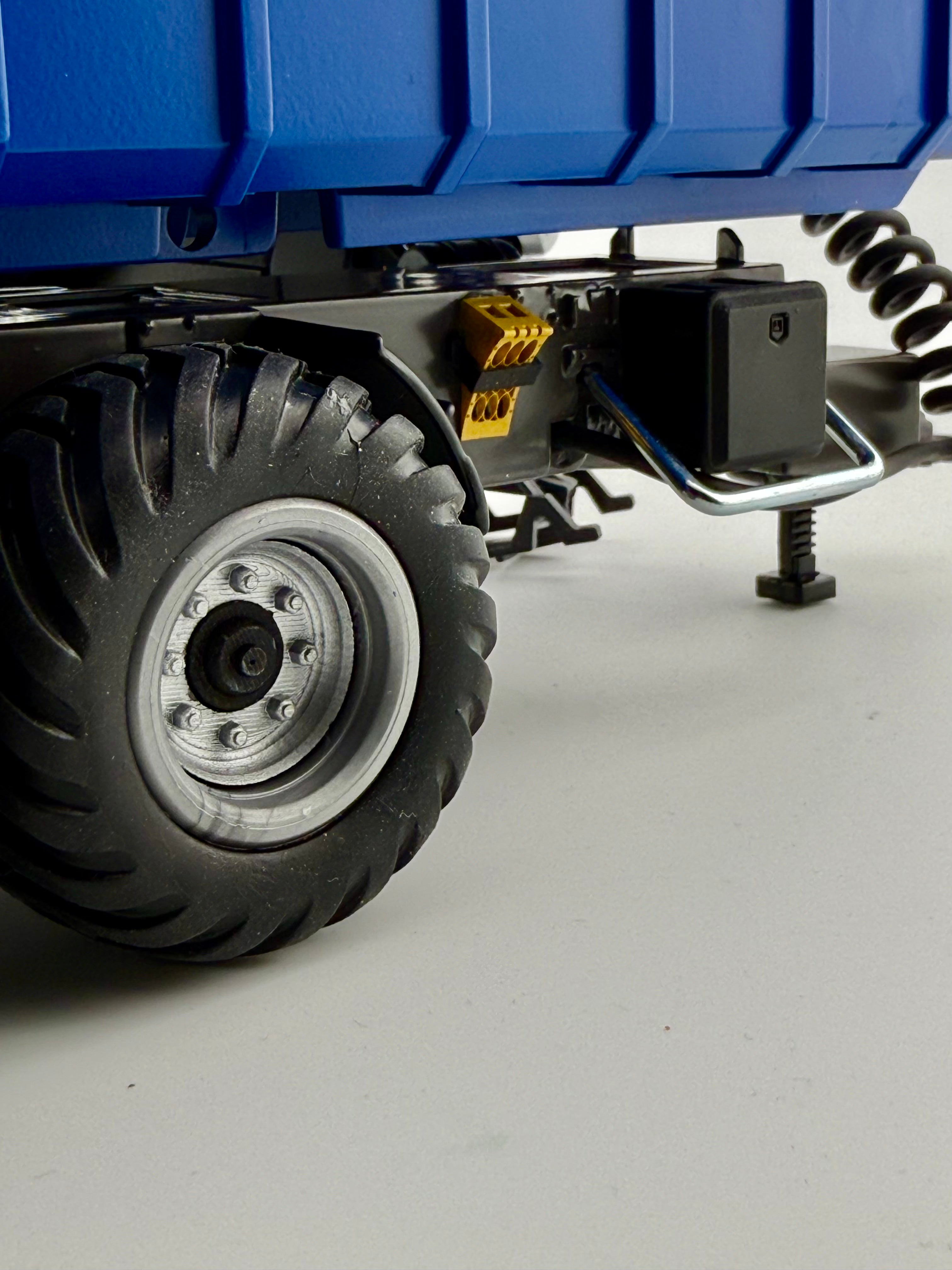 SIKU Control 6780 RC Baustellenkipper Umbau im Maßstab 1:32 in Detailansicht mit blauer Mulde, Beleuchtung und detaillierter Modellbau Ausführung