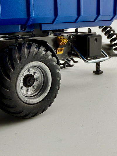 SIKU Control 6780 RC Baustellenkipper Umbau im Maßstab 1:32 in Detailansicht mit blauer Mulde, Beleuchtung und detaillierter Modellbau Ausführung