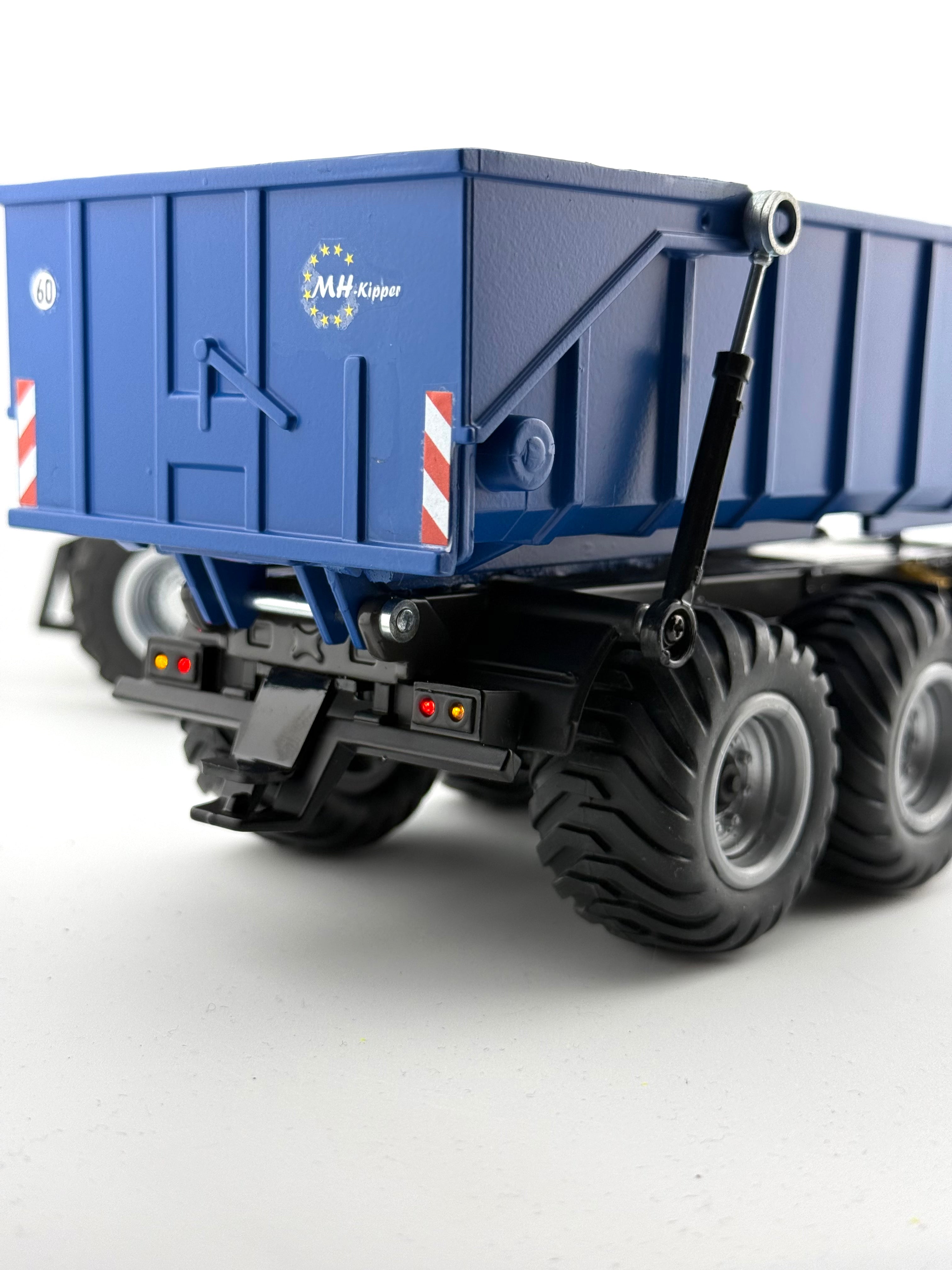 SIKU Control 6780 RC Kipper Umbau im Maßstab 1:32 in Seitenansicht mit blauer Baustellenmulde und detailliertem Fahrwerk für Modellbau